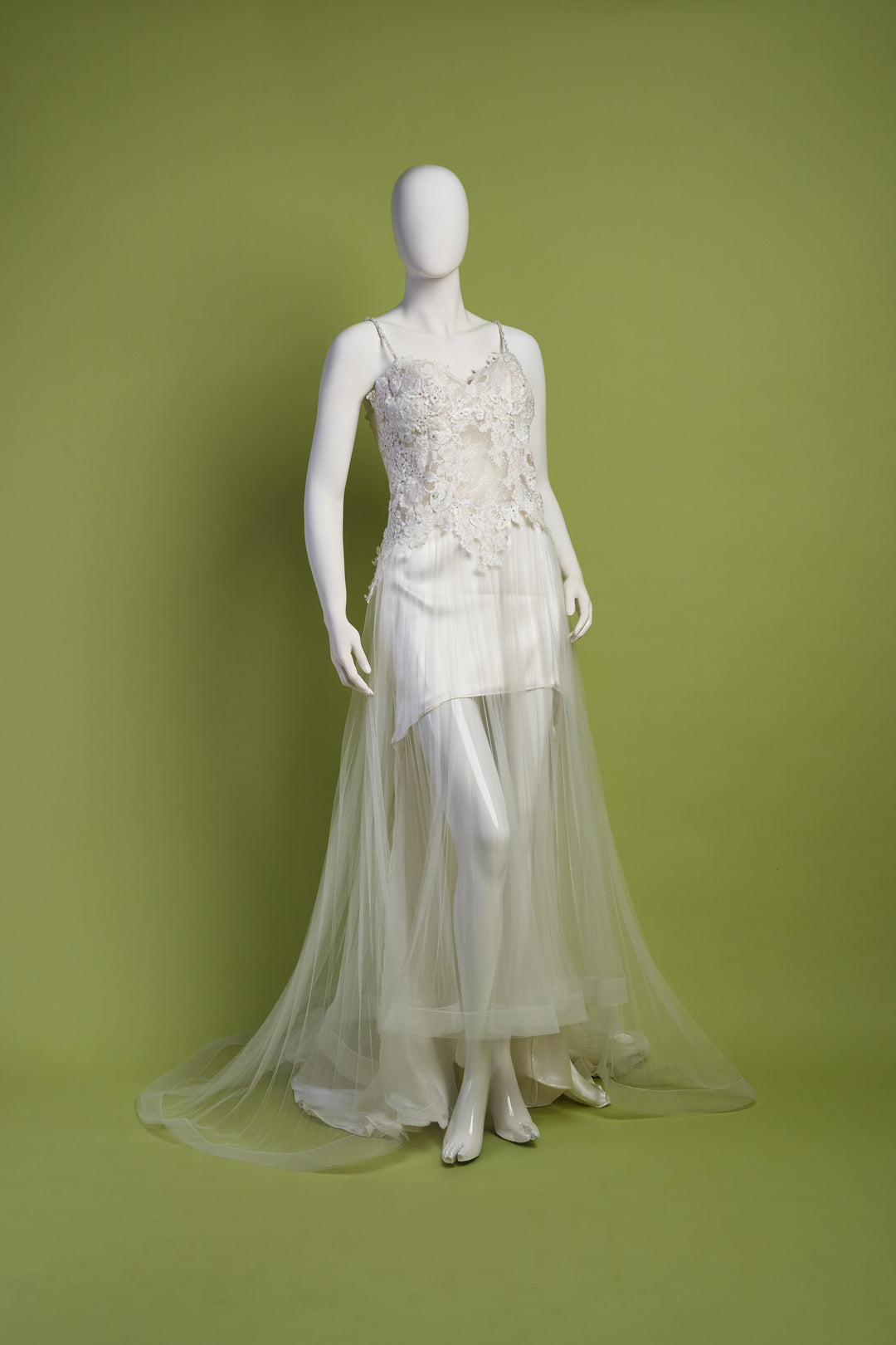 Abito da sposa con gonna trasparente e fodera assimetrica