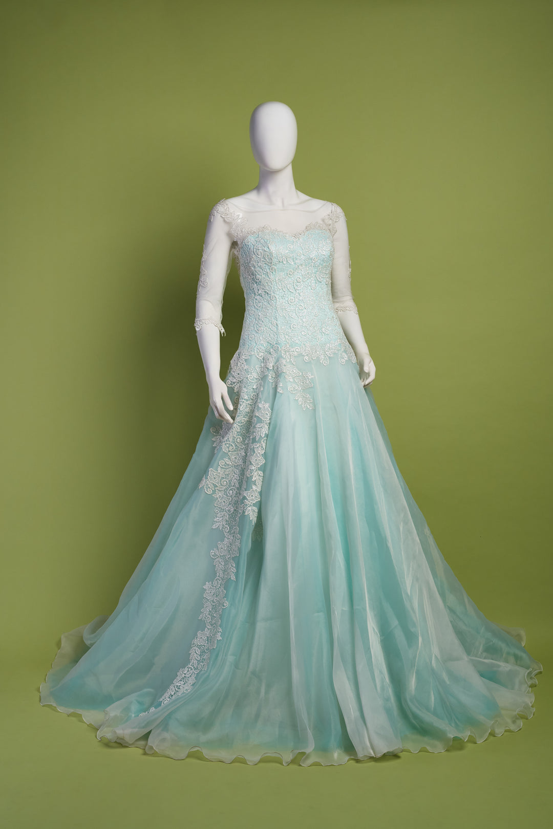 Abito da sposa in pizzo e organza, sfumature azzurre