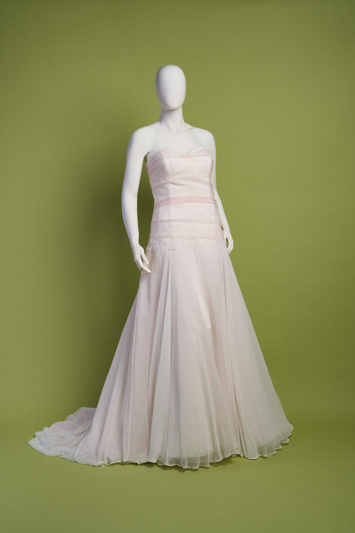 Abito da sposa in chiffon e pizzo, sfumature rosa