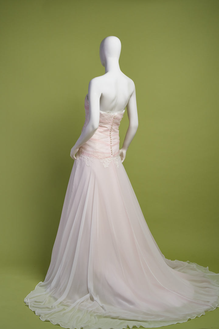 Abito da sposa in chiffon e pizzo, sfumature rosa