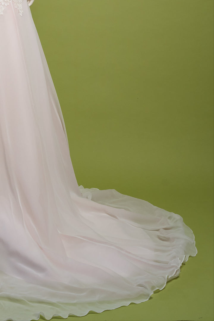 Abito da sposa in chiffon e pizzo, sfumature rosa