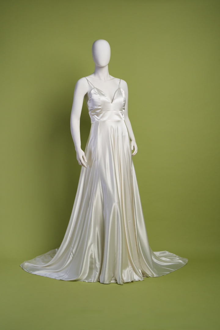 Abito da sposa in raso lucido avorio