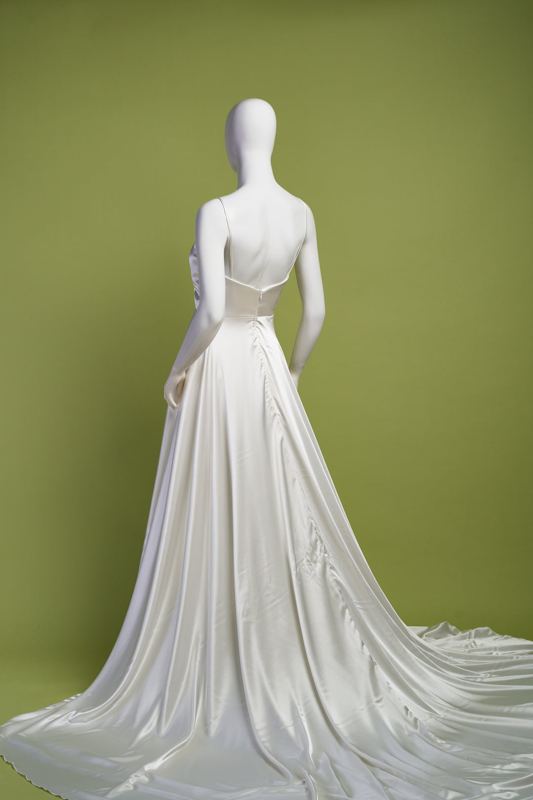 Abito da sposa in raso lucido avorio