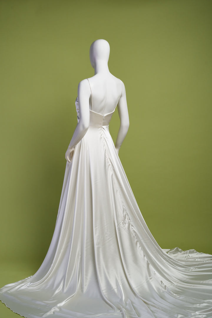 Abito da sposa in raso lucido avorio