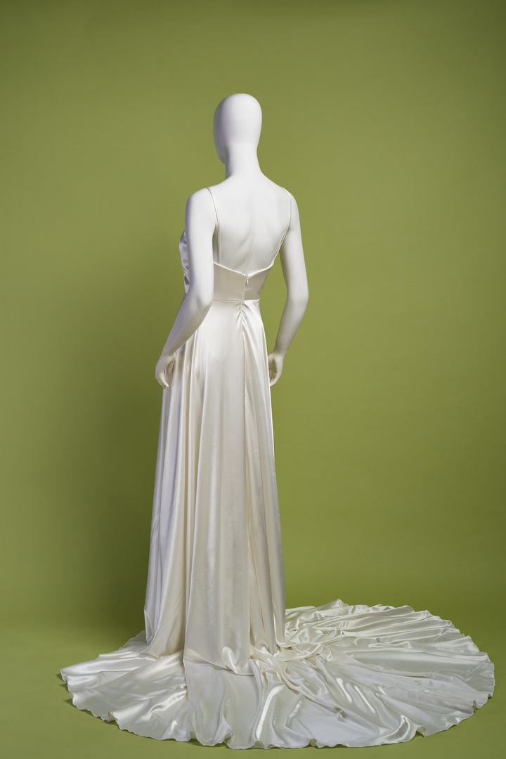 Abito da sposa in raso lucido avorio