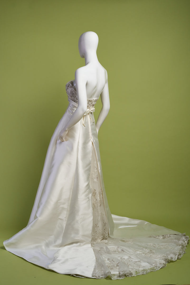 Abito da sposa in raso duchesse taglio impero